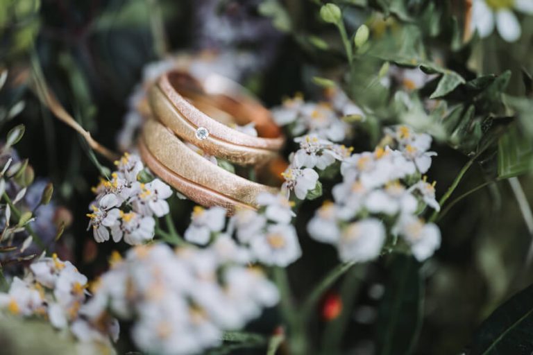 Eheringe mit Brautstrauss