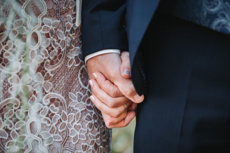 Braut und Bräutigam Hände halten