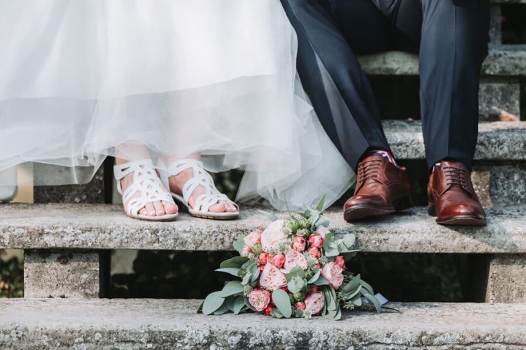 Braut und Bräutigam Schuhe und Brautstrauss